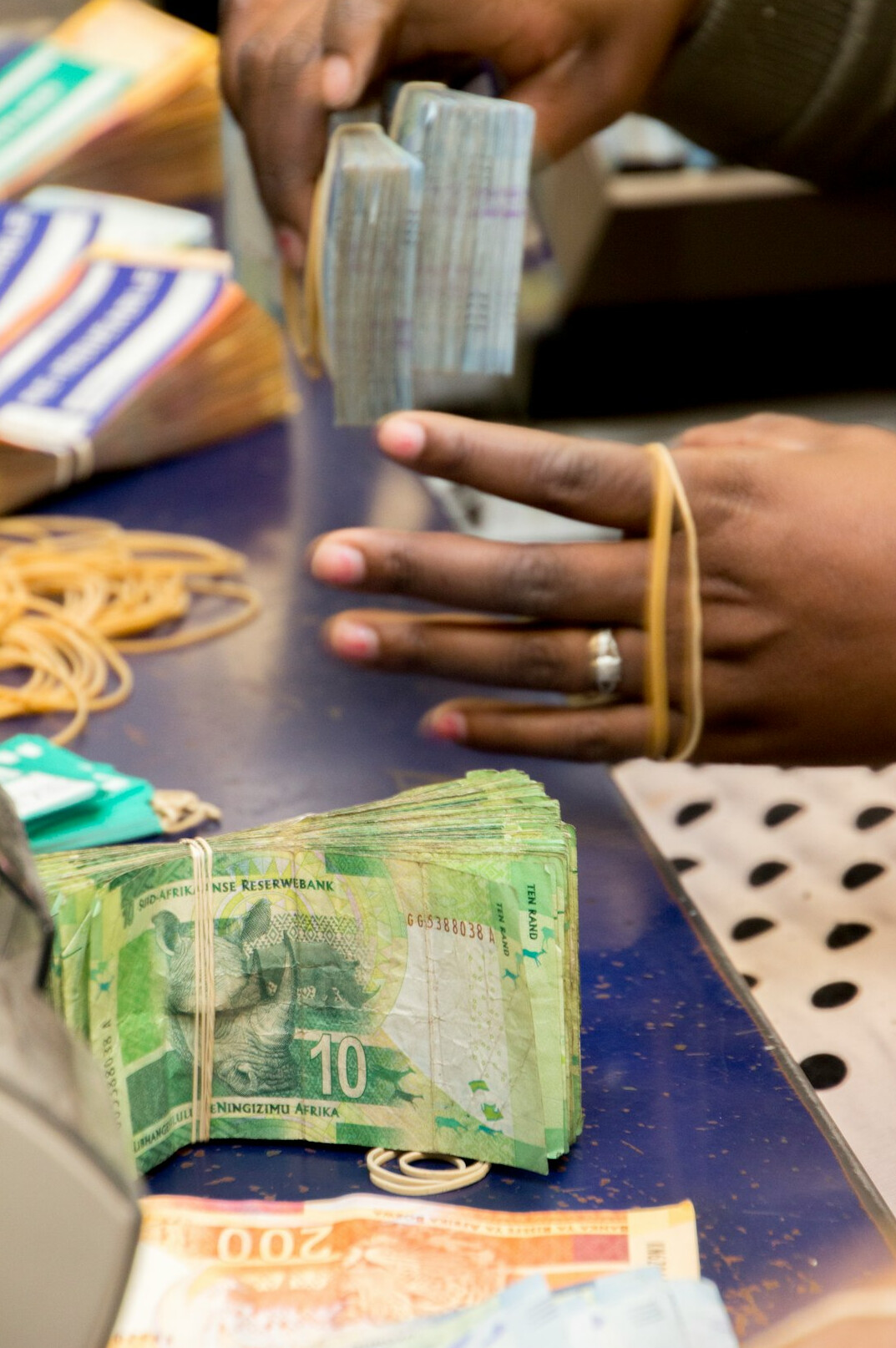 Mãos analisando documentos e relatórios financeiros