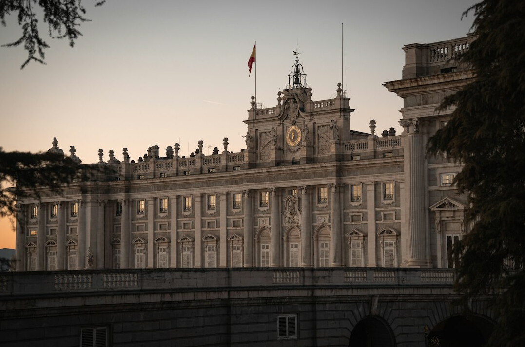 Fachada da Assembleia da República ao entardecer
