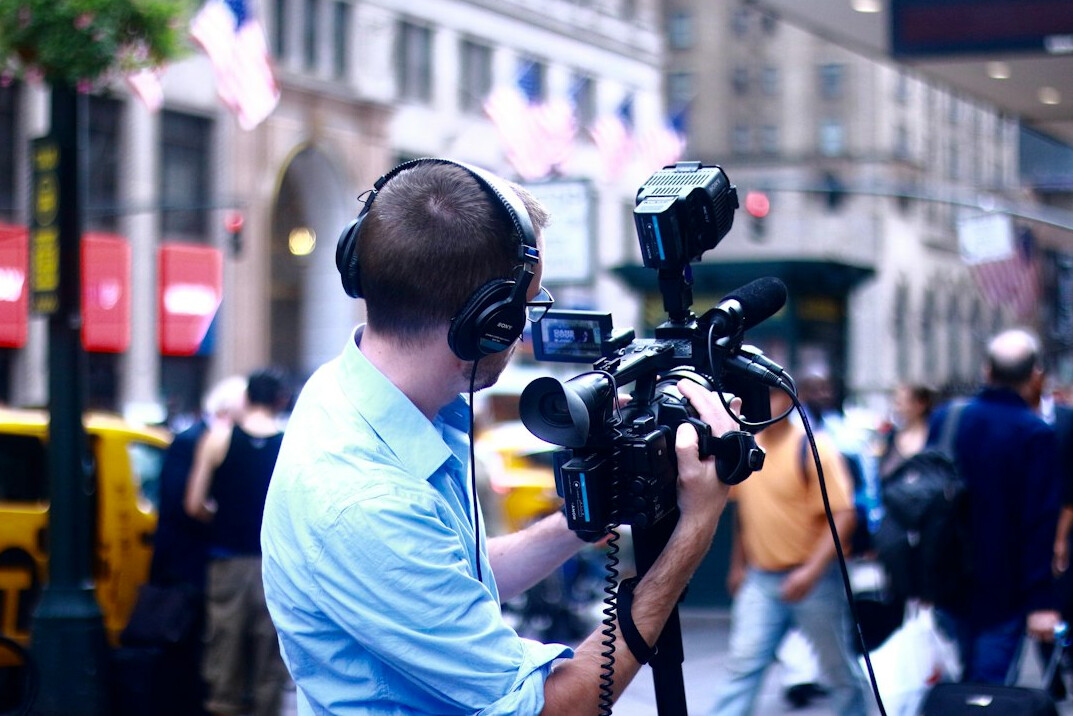 journalist interviewing source